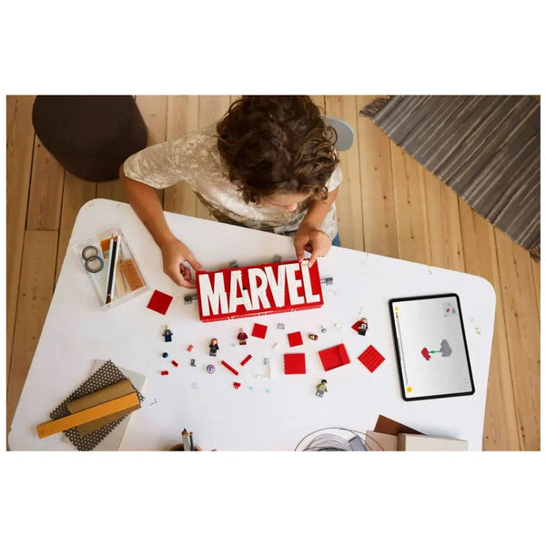 Marvel Logo & Minifigures By Lego - Bear Hugs