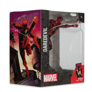 McFarlane Toys - Marvel Daredevil 1:10th Scale Collectible with Scene (Daredevil #600) - Bear Hugs