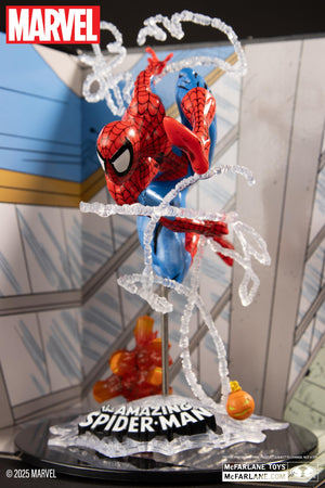McFarlane Toys - Marvel Spider-Man 1:10th Scale Collectible with Scene (The Amazing Spider-Man #302) - Bear Hugs