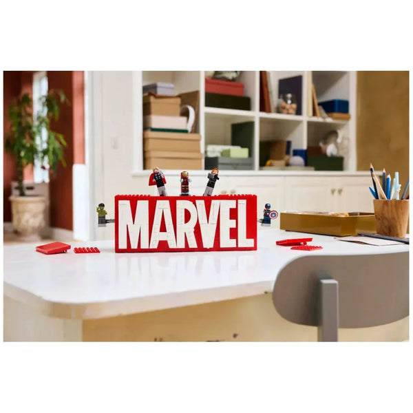 Marvel Logo & Minifigures By Lego - Bear Hugs