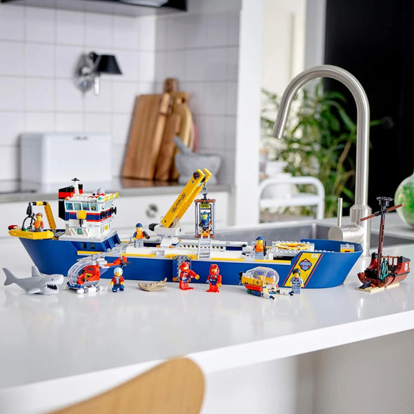 City Ocean Exploration Ship 60266 Building Set (745 Pcs)