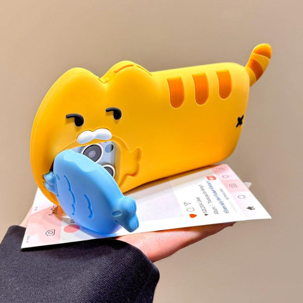 Chonky Cat & Fish Hug iPhine Case - Bear Hugs