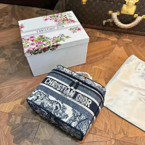 D Luxe Large Size Premium Makeup Bag - Bear Hugs