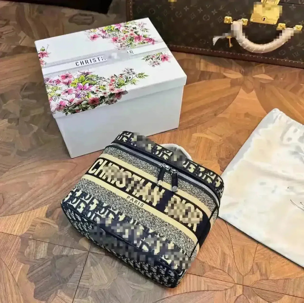 D Luxe Large Size Premium Makeup Bag - Bear Hugs
