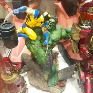 Hulk vs Wolverine Battle Scene Action Figure (36 cm) - Bear Hugs