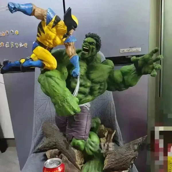 Hulk vs Wolverine Battle Scene Action Figure (36 cm) - Bear Hugs