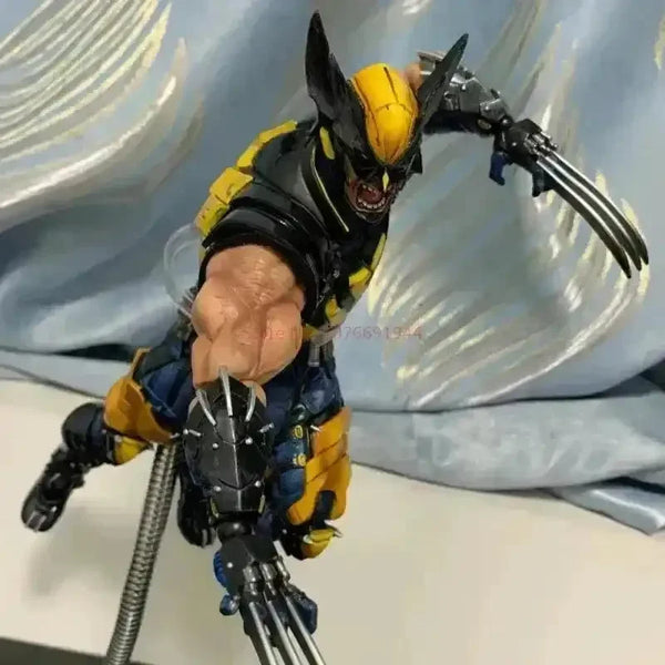 PLAY ARTS Kai Wolverine Action Figure (26 cm) - Bear Hugs