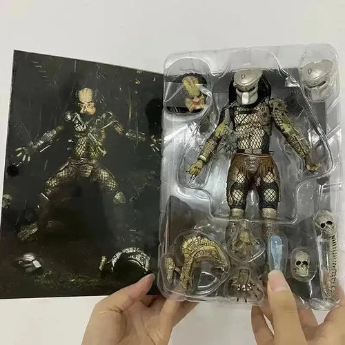 Ultimate Elder Predator Action Figure (18 cm) - Bear Hugs
