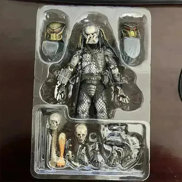 Ultimate Elder Predator Action Figure (18 cm) - Bear Hugs