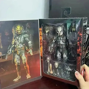 Ultimate Elder Predator Action Figure (18 cm) - Bear Hugs