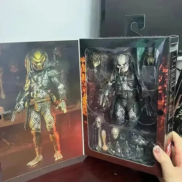 Ultimate Elder Predator Action Figure (18 cm) - Bear Hugs