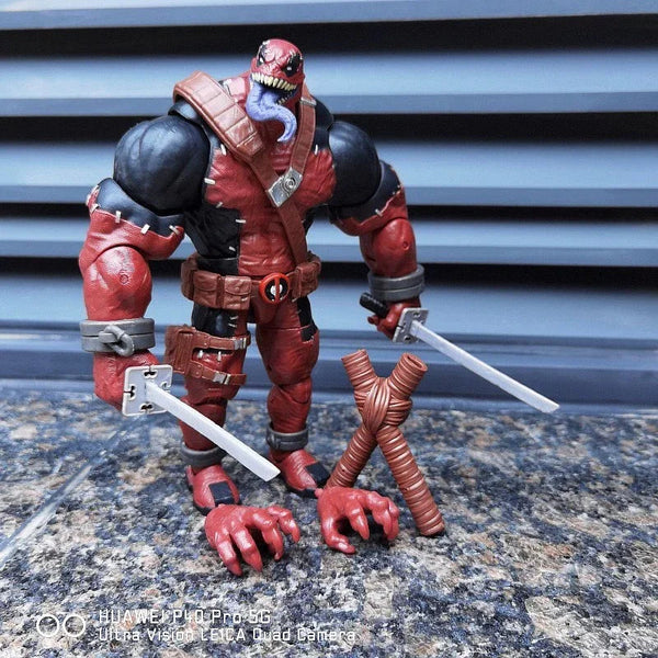 Venom as Deadpool Deluxe Figure (22 cm)