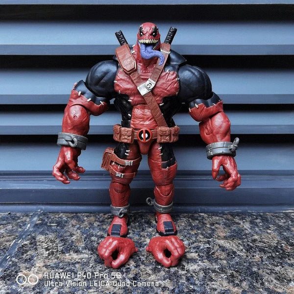 Venom as Deadpool Deluxe Figure (22 cm)