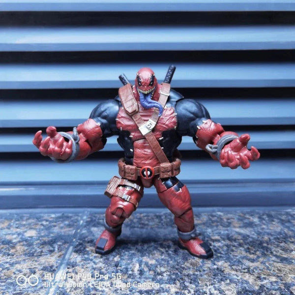 Venom as Deadpool Deluxe Figure (22 cm)
