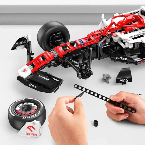 Rastar Alfa Romeo F1 ORLEN C42 1:8 Assembly Model Kit