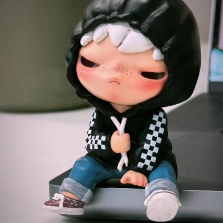 Hirono Checkerboard Streetwear Figurine (8 cm)