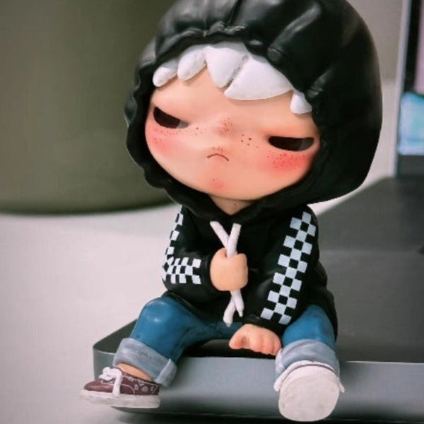 Hirono Checkerboard Streetwear Figurine (8 cm)