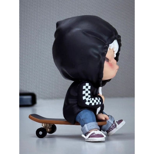 Hirono Checkerboard Streetwear Figurine (8 cm)